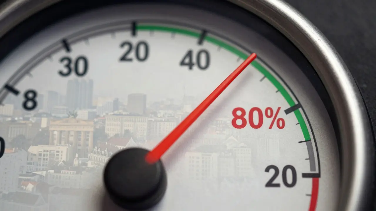 Messinstrument zeigt kritische 80-Prozent-Grenze
