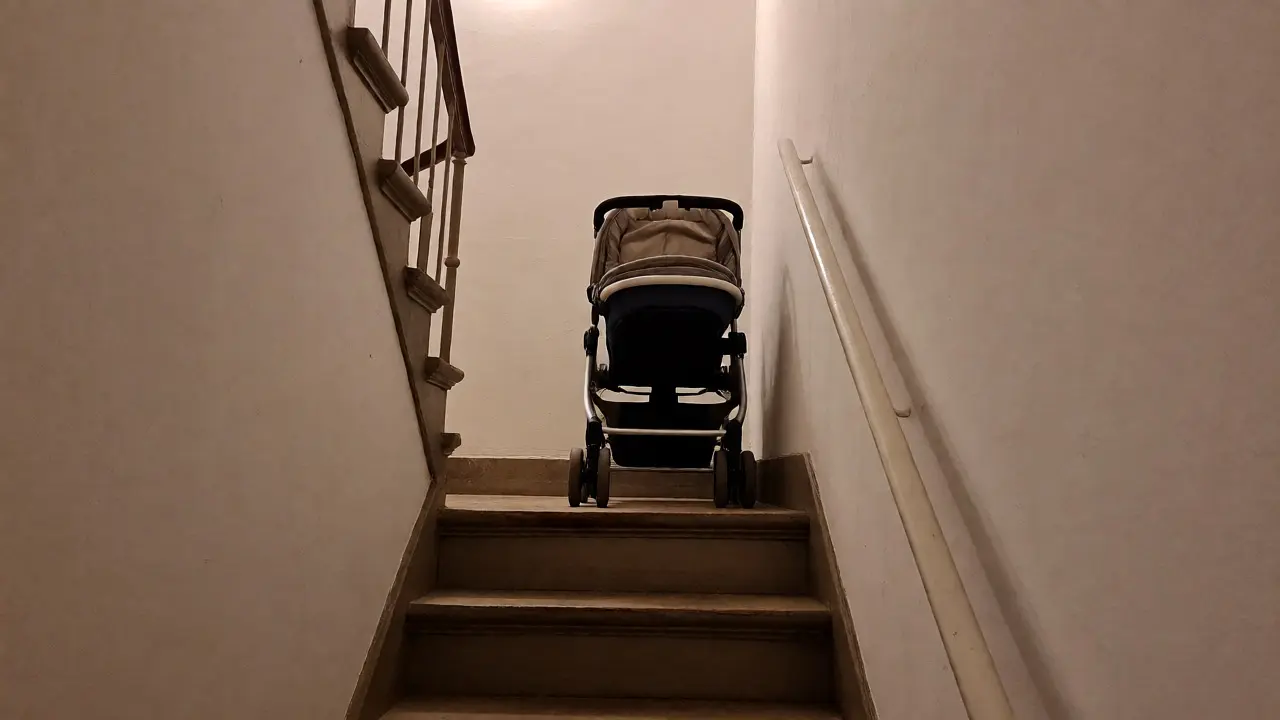 Freies Treppenhaus mit Kinderwagen als Beispiel für Fluchtwege